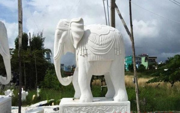 Tượng voi đá phong thủy miền núi là một đặc trưng tiêu biểu của họ.